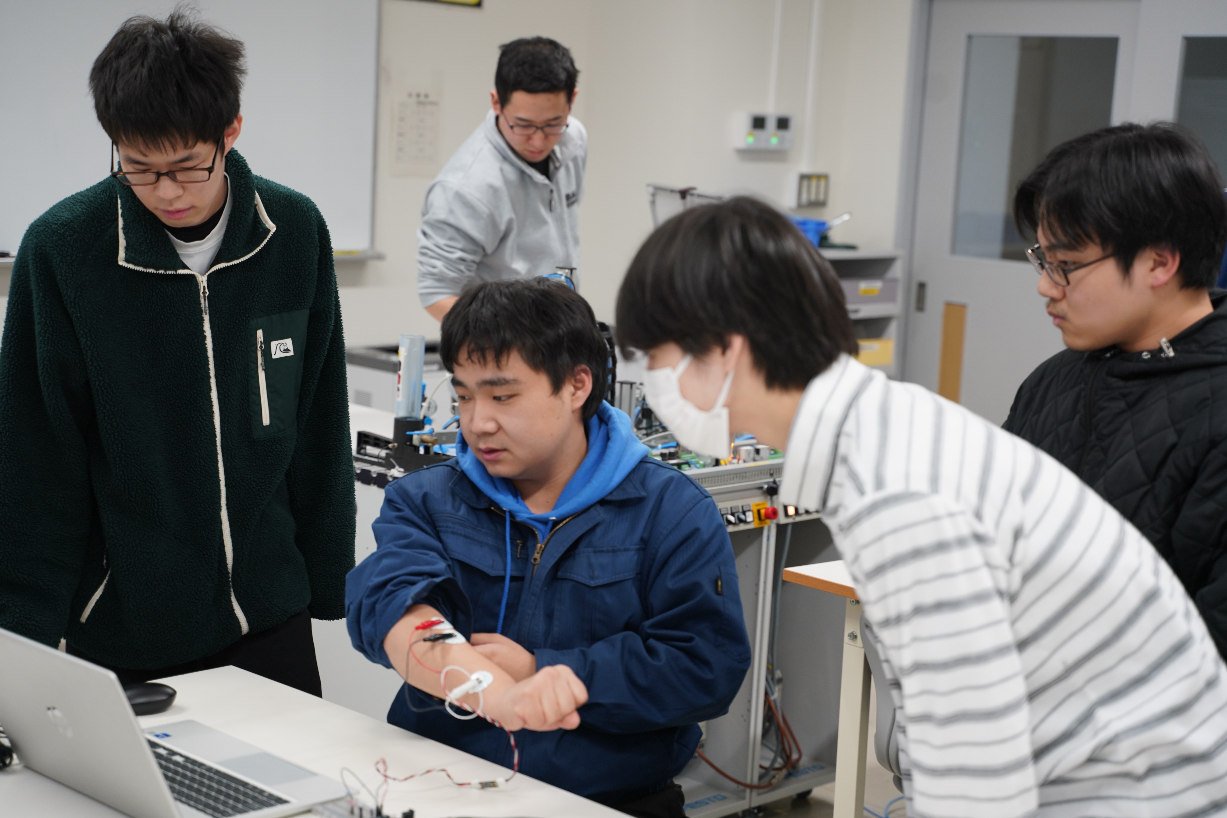 電気システム学科の卒業研究成果紹介（ポスターセッション）を開催しました