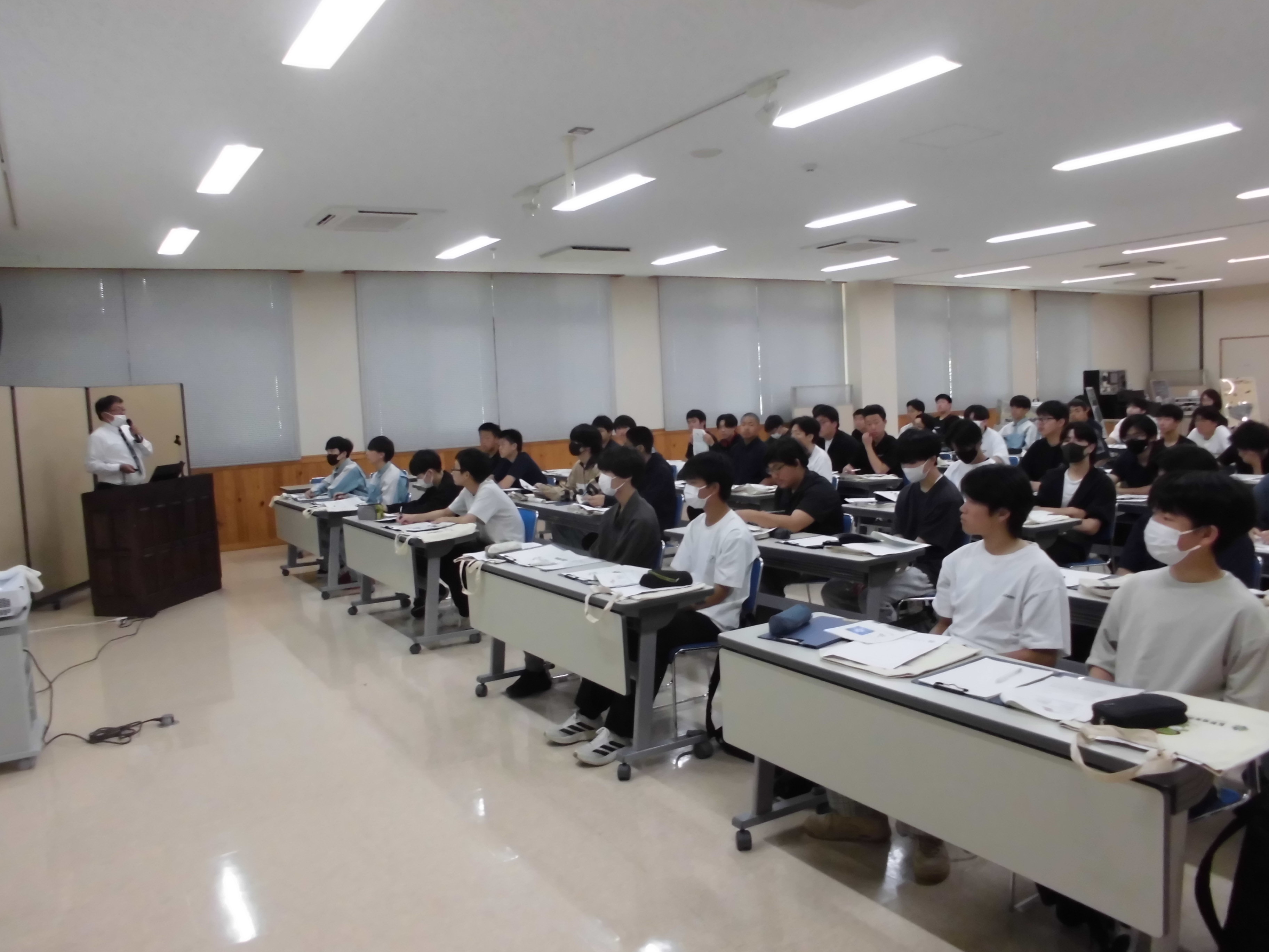 駒ヶ根工業高校の1年生が学校見学に来ました。